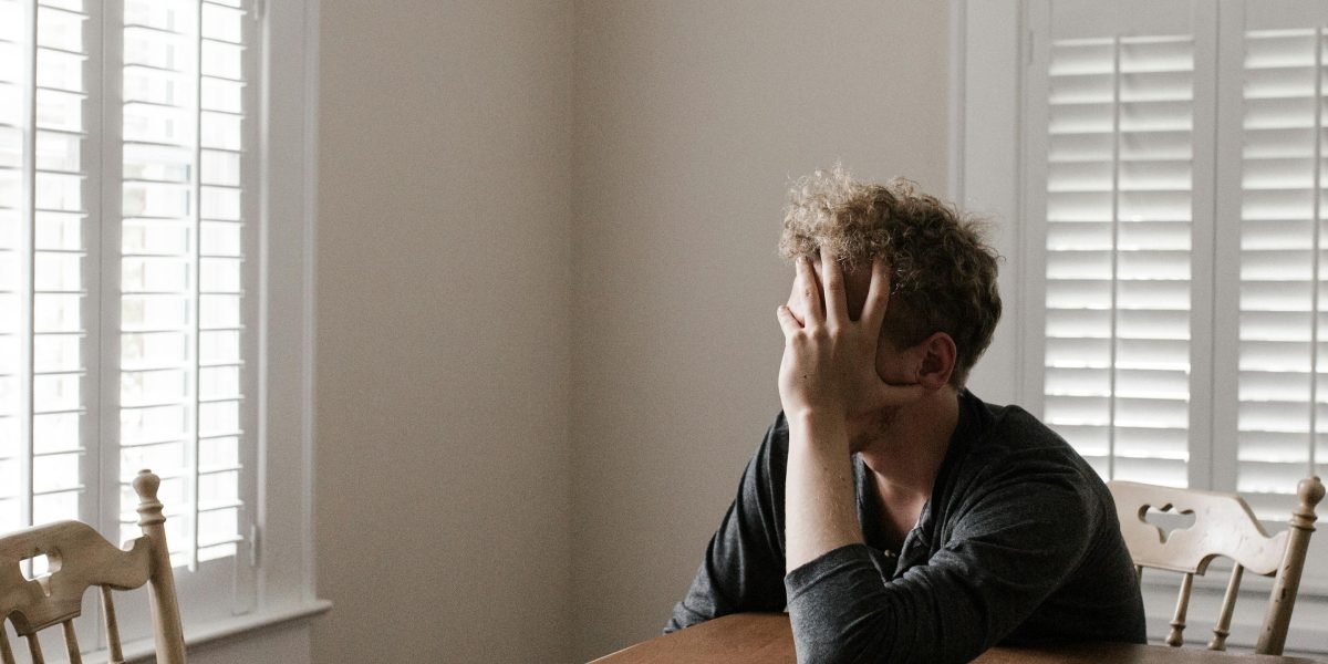 A person feeling overwhelmed by information, symbolizing the confusion when seeking depression treatment.
