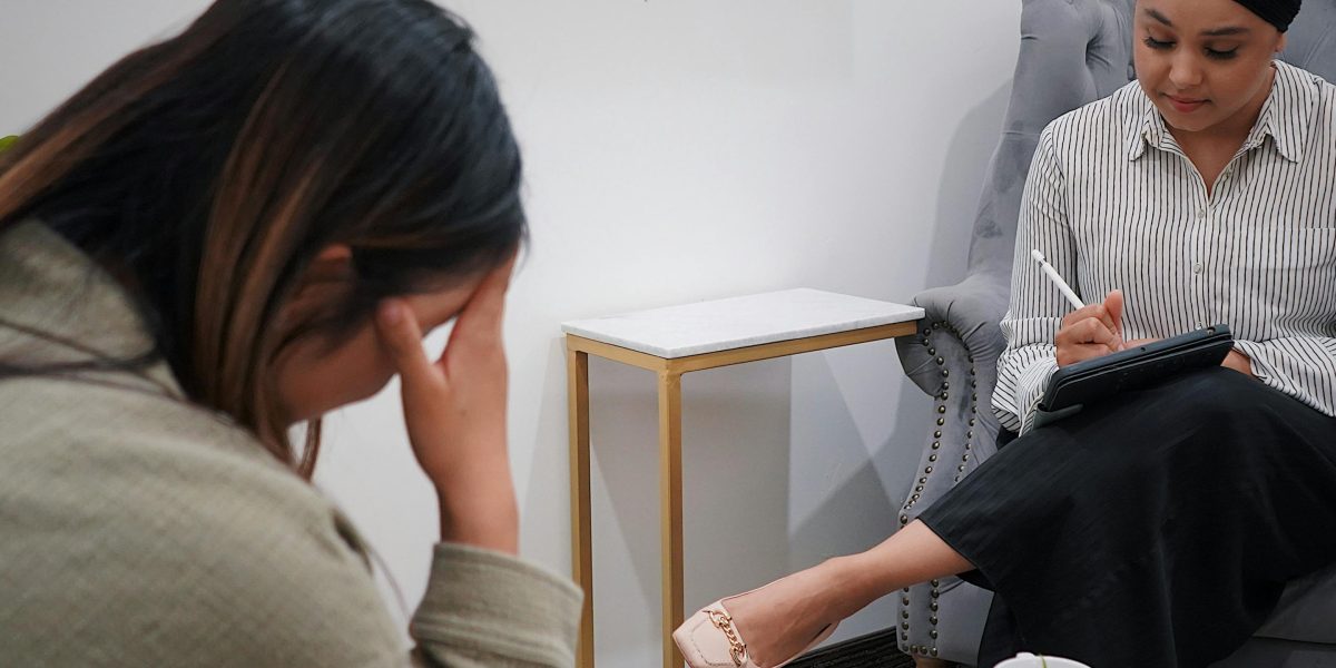 A mental health professional engaging in a consultation with parents, illustrating the thorough assessment process required for a DMDD diagnosis.